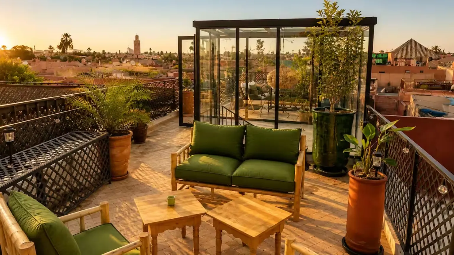 Terrasse de riad avec vue sur la Koutoubia, médina de Marrakech, gérée en location courte durée